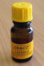 Lepidlo na plastikové modely
