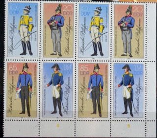 Historické poštové uniformy v bloku
