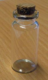 Sklenená fľaštička s korkovým  uzáverom  8 ml